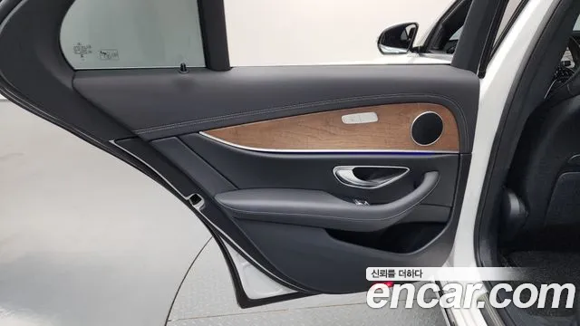 Mercedes-Benz E-Class 2023 — фото 14