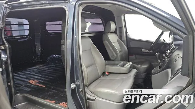 Hyundai Starex 2019 — фото 16