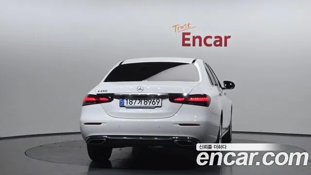 Mercedes-Benz E-Class 2023 — фото 4