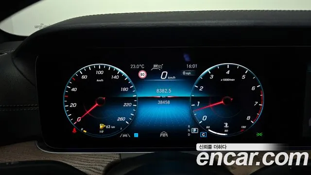 Mercedes-Benz E-Class 2023 — фото 11