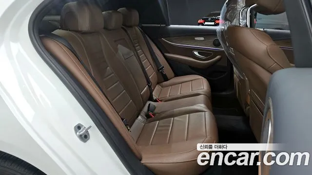 Mercedes-Benz E-Class 2023 — фото 17