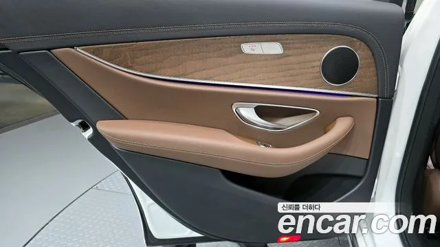 Mercedes-Benz E-Class 2023 — фото 15