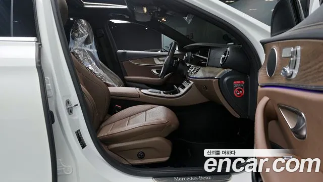 Mercedes-Benz E-Class 2023 — фото 16