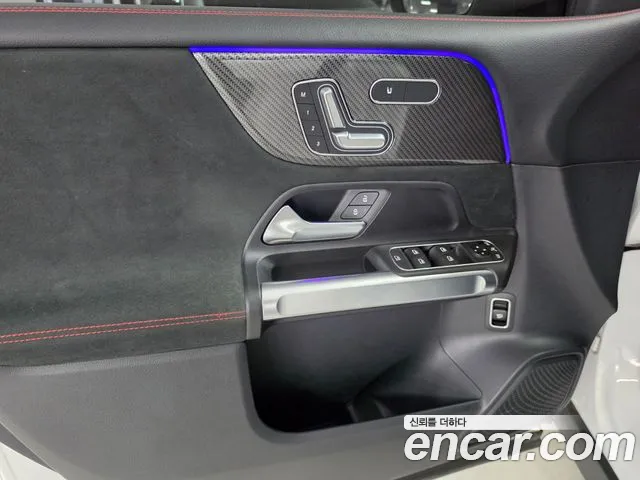 Mercedes-Benz GLB-Class 2023 — фото 15