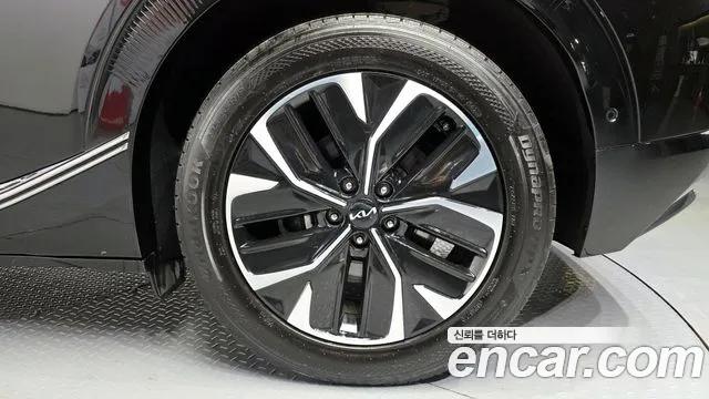 Kia EV6 2023 — фото 7
