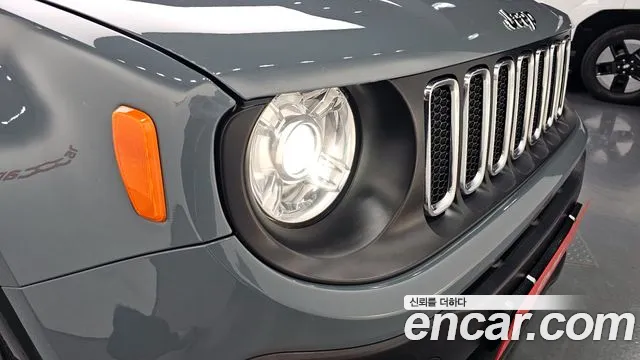 Jeep Renegade 2017 — фото 8