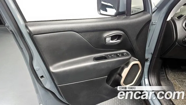 Jeep Renegade 2017 — фото 14