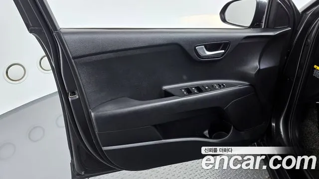 Kia Stonic 2018 — фото 14
