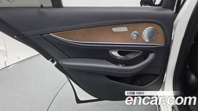 Mercedes-Benz E-Class 2020 — фото 15