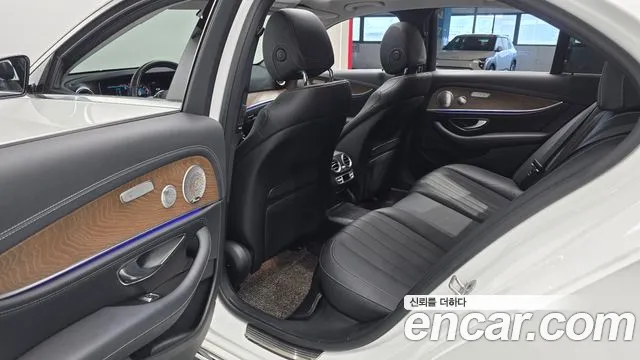 Mercedes-Benz E-Class 2020 — фото 16