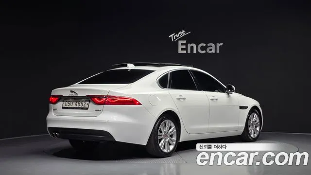 Jaguar XF 2018 — фото 2
