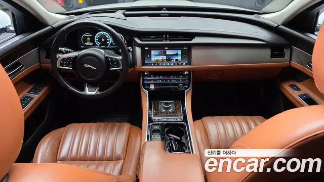Jaguar XF 2018 — фото 10