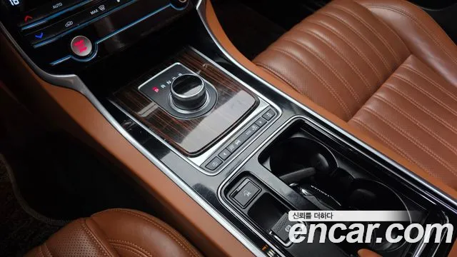 Jaguar XF 2018 — фото 12
