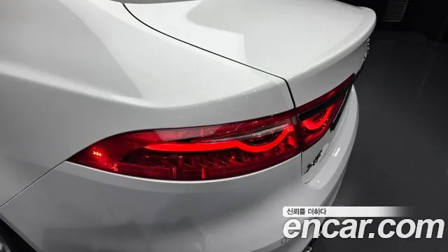 Jaguar XF 2018 — фото 9