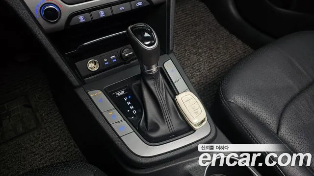 Hyundai AVANTE 2017 — фото 12