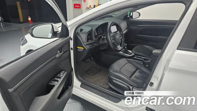 Hyundai AVANTE 2017 — фото 13