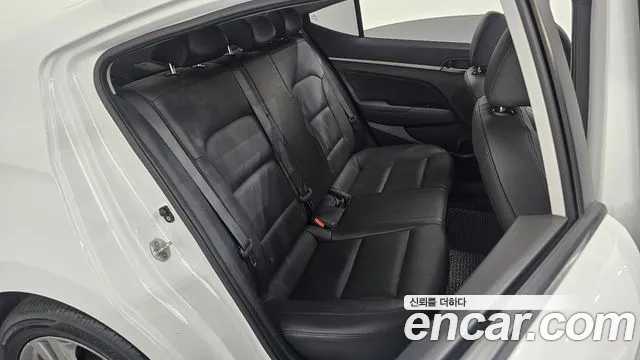 Hyundai AVANTE 2017 — фото 17