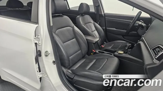 Hyundai AVANTE 2017 — фото 18