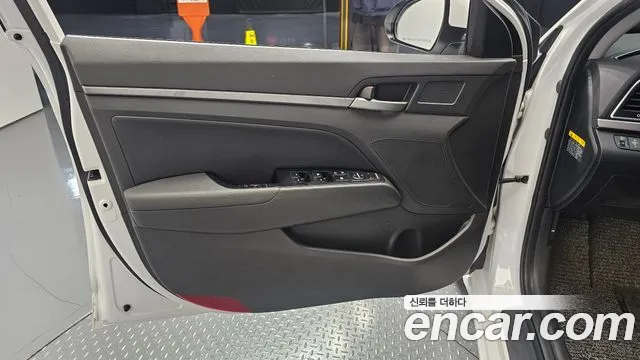 Hyundai AVANTE 2017 — фото 14