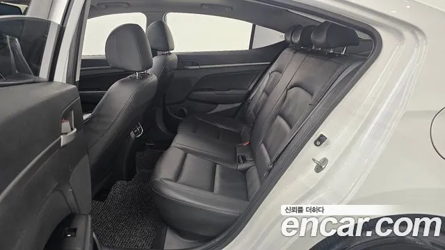Hyundai AVANTE 2017 — фото 16