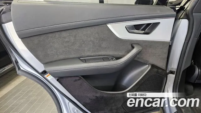 Audi Q8 2021 — фото 15