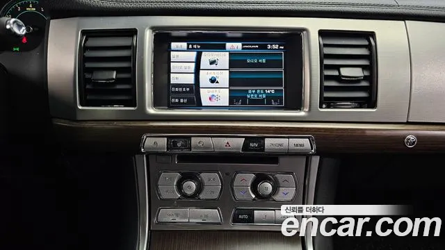 Jaguar XF 2015 — фото 14