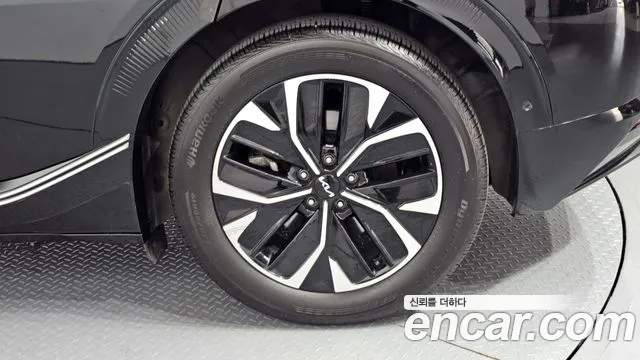 Kia EV6 2023 — фото 7