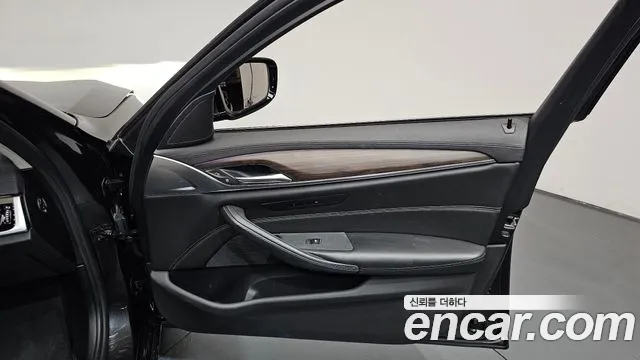 BMW 5-Series 2018 — фото 13