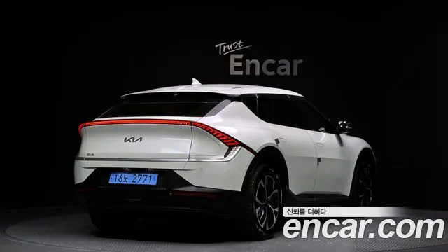 Kia EV6 2023 — фото 2