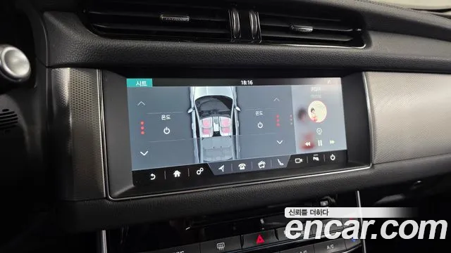 Jaguar XF 2018 — фото 16