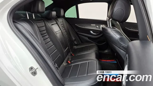 Mercedes-Benz E-Class 2021 — фото 17