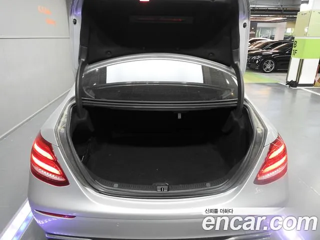 Mercedes-Benz E-Class 2017 — фото 19