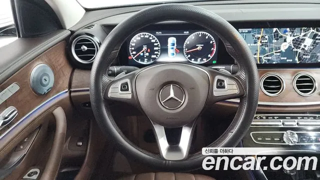 Mercedes-Benz E-Class 2017 — фото 13