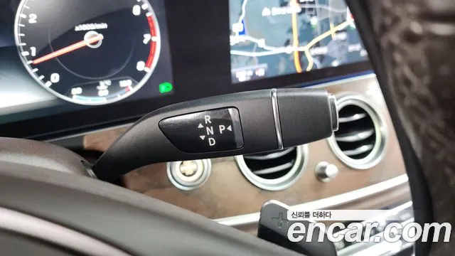 Mercedes-Benz E-Class 2017 — фото 19
