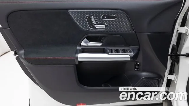 Mercedes-Benz GLA-Class 2025 — фото 12