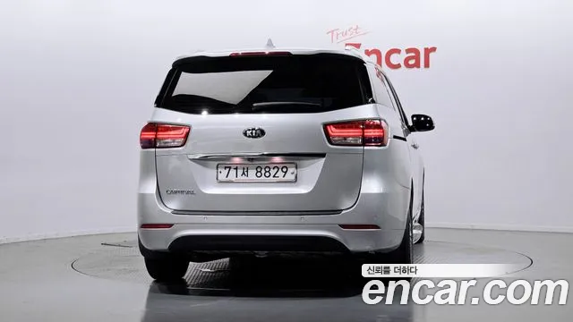 Kia Canival 2017 — фото 4