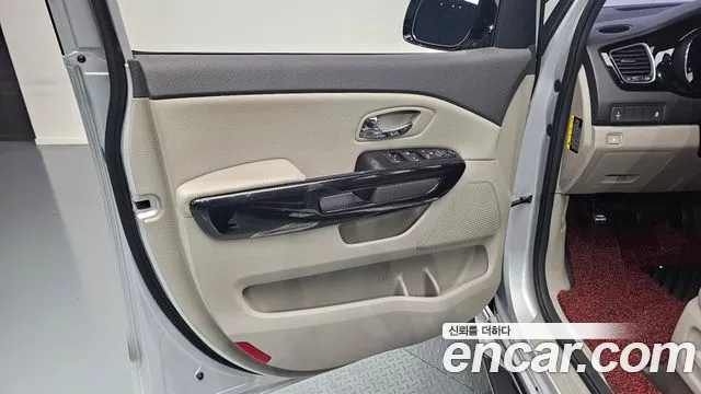 Kia Canival 2017 — фото 14