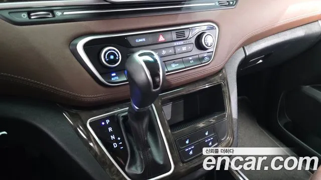 Hyundai Starex 2019 — фото 12