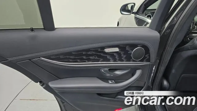 Mercedes-Benz E-Class 2021 — фото 15