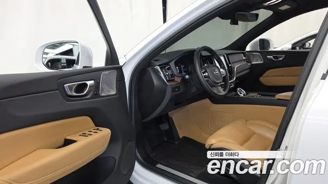 Volvo XC60 2023 — фото 13