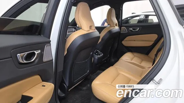 Volvo XC60 2023 — фото 17