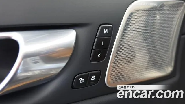 Volvo XC60 2023 — фото 25