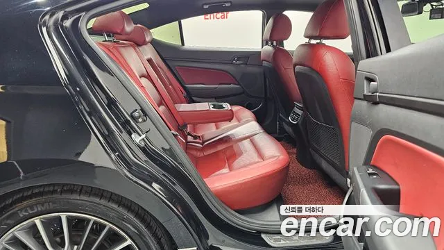 Hyundai AVANTE 2017 — фото 17