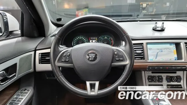 Jaguar XF 2014 — фото 14
