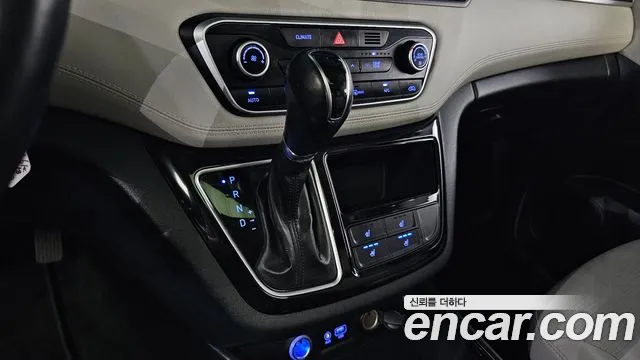 Hyundai Starex 2019 — фото 9