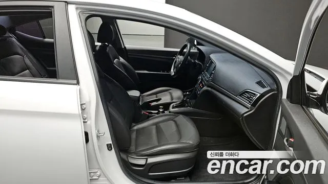 Hyundai AVANTE 2018 — фото 10