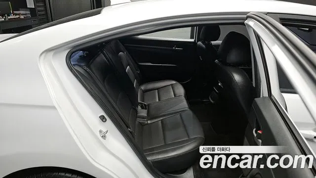 Hyundai AVANTE 2018 — фото 11