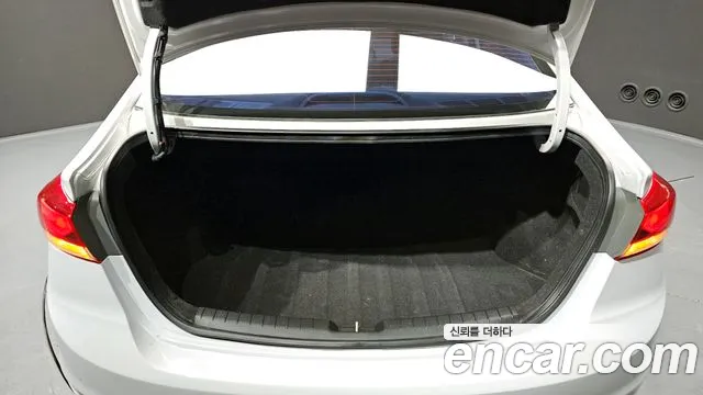 Hyundai AVANTE 2018 — фото 20