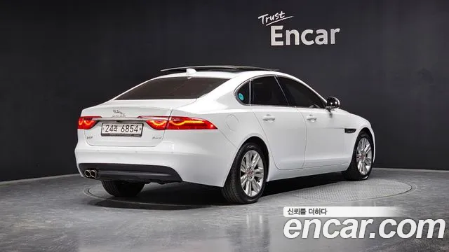 Jaguar XF 2017 — фото 2