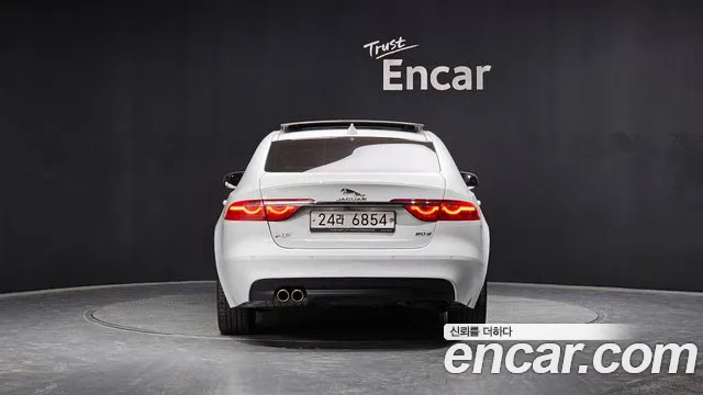 Jaguar XF 2017 — фото 4